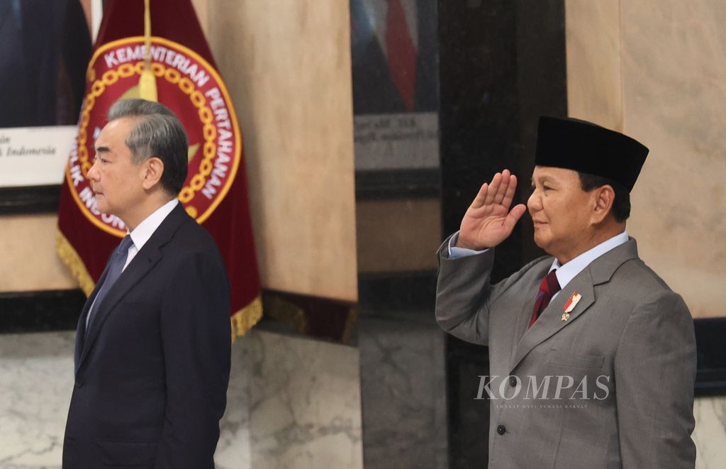 Defense Minister Prabowo Subanto and Foreign Minister of China Wang Yi listened to the national anthem during their meeting at the Ministry of Defense in Jakarta on Thursday (18/4/2024). Before meeting Prabowo, Wang Yi had met with President Joko Widodo at the Presidential Palace.