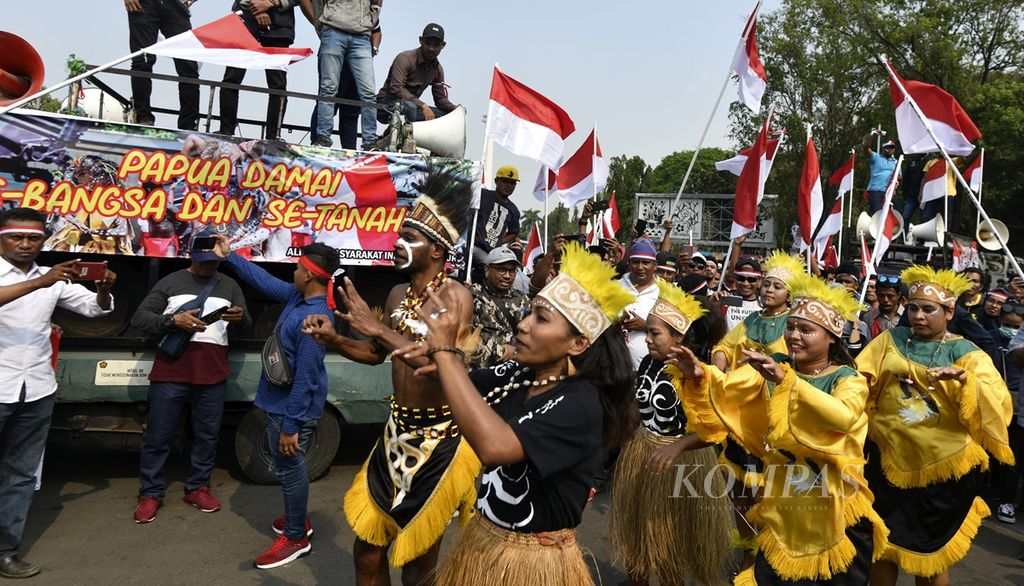 Warga mengenakan pakaian tradisional Papua saat mengikuti aksi yang mengecam kerusuhan di Papua dan Papua Barat di Taman Pandang Istana, kawasan Monas, Jakarta, Senin (2/9/2019),