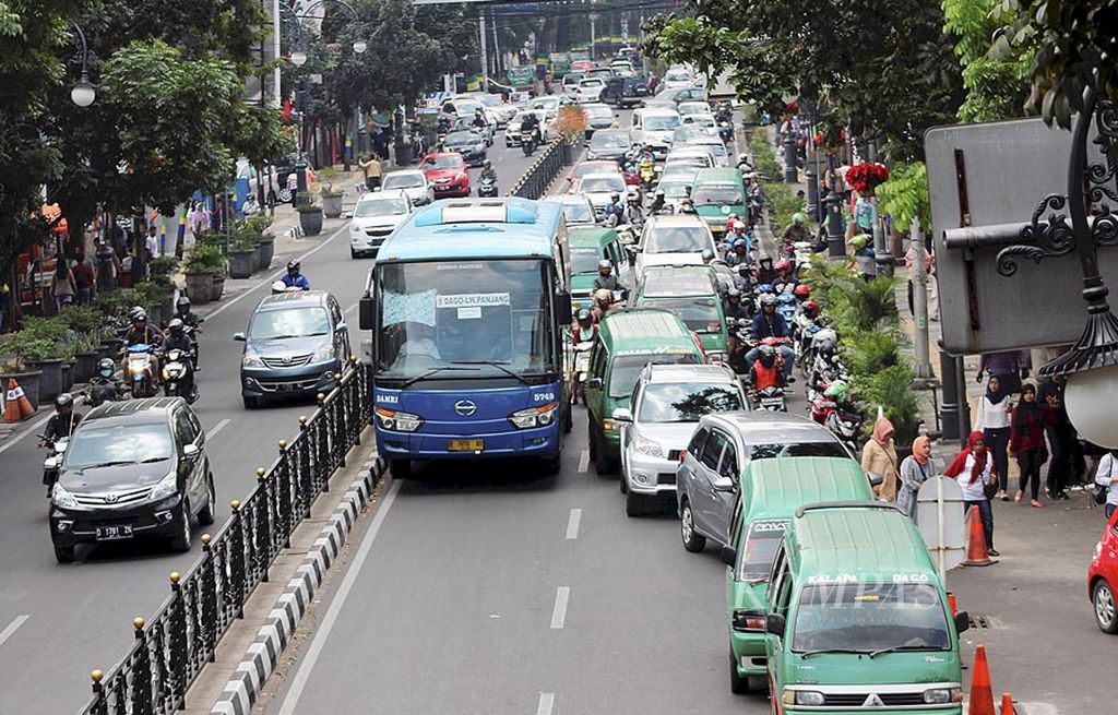 Sejumlah angkutan kota  yang mengetem menyebabkan kemacetan di Jalan Merdeka, Kota Bandung, Jawa Barat, Sabtu (2/9). Penataan transportasi masih menjadi pekerjaan rumah bagi Pemerintah Kota Bandung untuk mengurangi kemacetan.