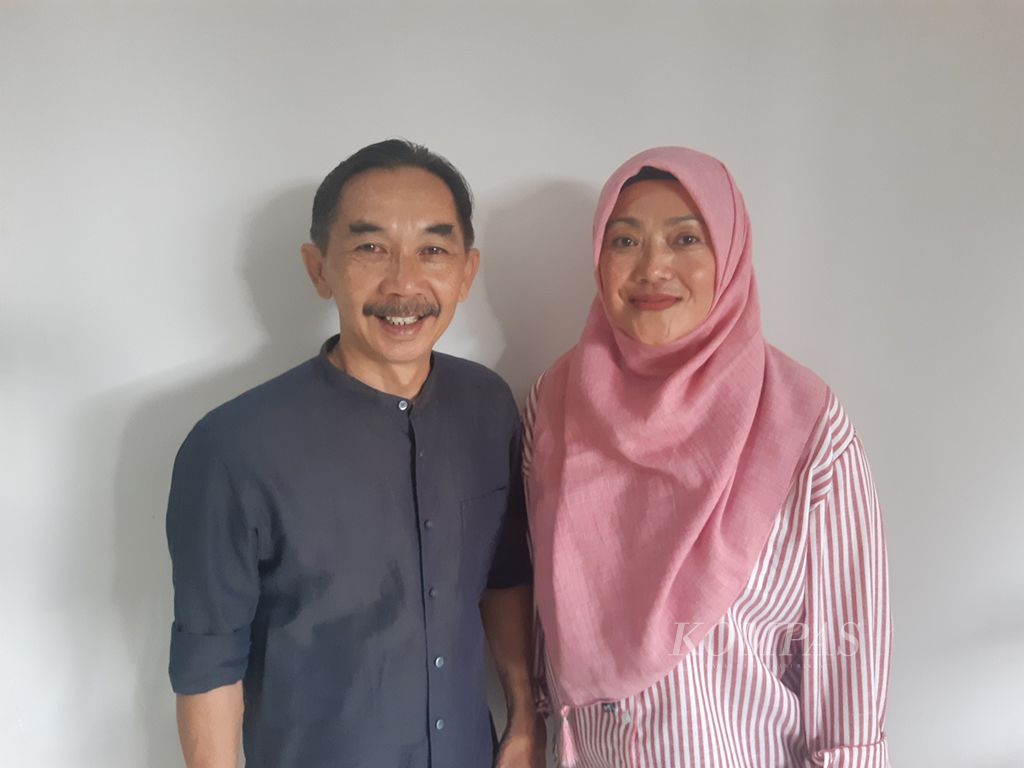 Achmad Farmis dan Diah Agustini yang merintis Sanggar Cakranatya Studio di Kota Bandung, Jawa Barat, sejak 2010. Keduanya meraih gelar Sarjana Seni Tari dari Sekolah Tinggi Seni Indonesia Surakarta di Jawa Tengah, tahun 1995.