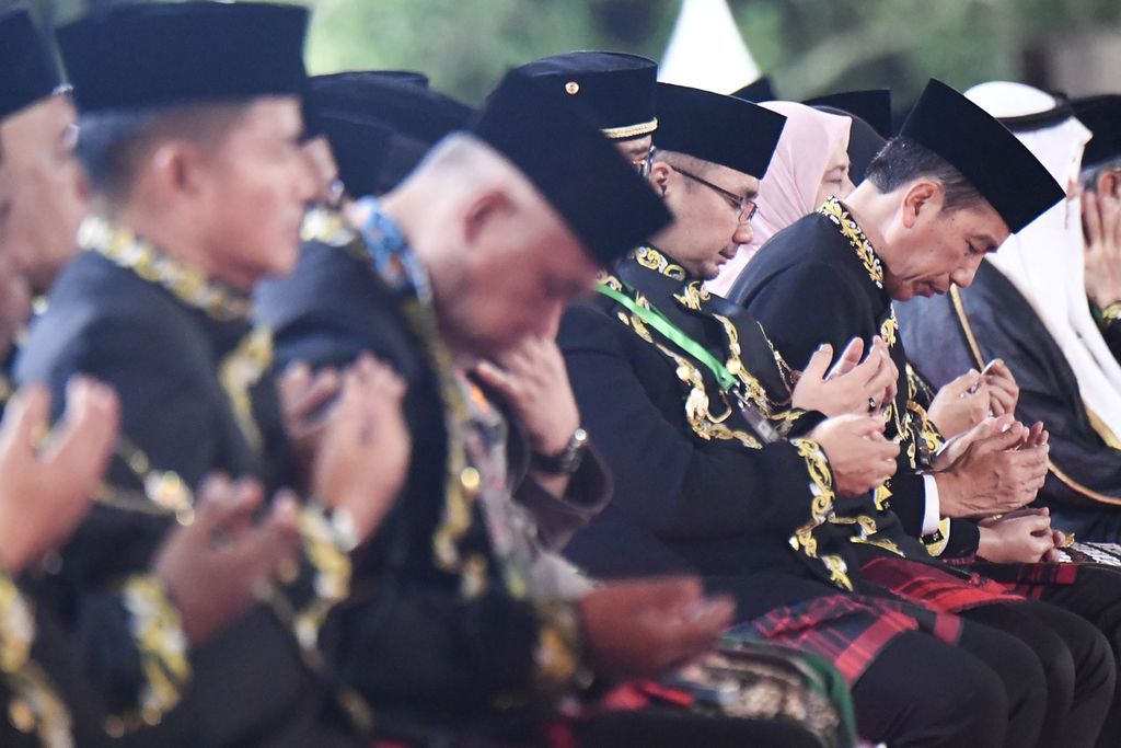 Presiden Joko Widodo didampingi Menteri Agama Yaqut Cholil Qoumas (kedua dari kanan) berdoa saat pembukaan Musabaqah Tilawatil Quran Nasional XXX Tahun 2024 di Stadion Gelora Kadrie Oening, Samarinda, Kalimantan Timur, Minggu (8/9/2024). 