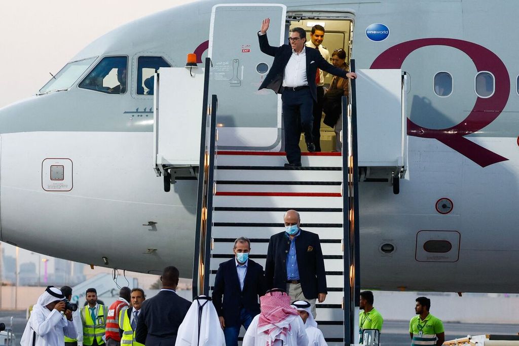 Warga AS, Siamak Namazi (atas), Emad Sharqi (bawah, kiri), dan Morad Tahbaz (bawah, kanan), turun dari pesawat Qatar Airways yang membawa mereka dari Teheran, Iran, di Bandar Udara Internasional Doha, Doha, Qatar, Senin (18/9/2023). 