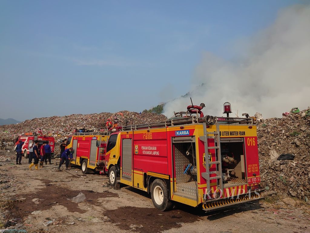 Petugas dari Dinas Pemadam Kebakaran dan Penyelamatan Kota Bandar Lampung berupaya memadamkan api yang membakar lahan di TPA Sampah Bakung, Kelurahan Bakung, Kecamatan Teluk Betung Barat, Kota Bandar Lampung, Sabtu (14/10/2023).