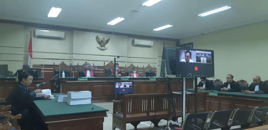 Terdakwa Budi Setiawan saat sidang pembacaan tuntutan dalam kasus tindak pidana korupsi senilai lebih dari Rp 10 miliar di Pengadilan Tipikor Surabaya, Rabu (3/5/2023).