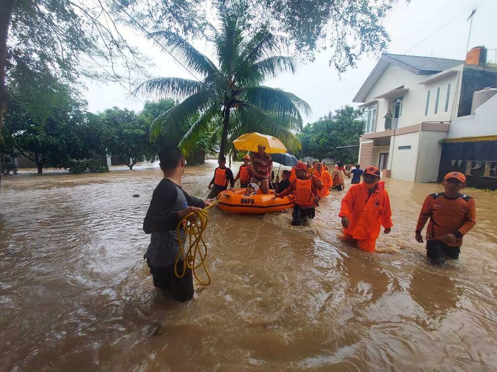 Evakuasi warga Perumahan Widya Asri, Kota Serang, Banten, yang dilanda banjir pascahujan deras yang berakibat pada meluapnya sungai pada Selasa (1/3/2022).