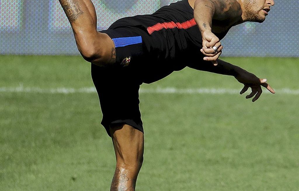 Bintang Barcelona, Neymar, yang diburu  Paris Saint-Germain, mengontrol bola saat latihan di New Jersey, AS, Jumat (21/7), menjelang laga melawan Juventus di International Champions Cup.