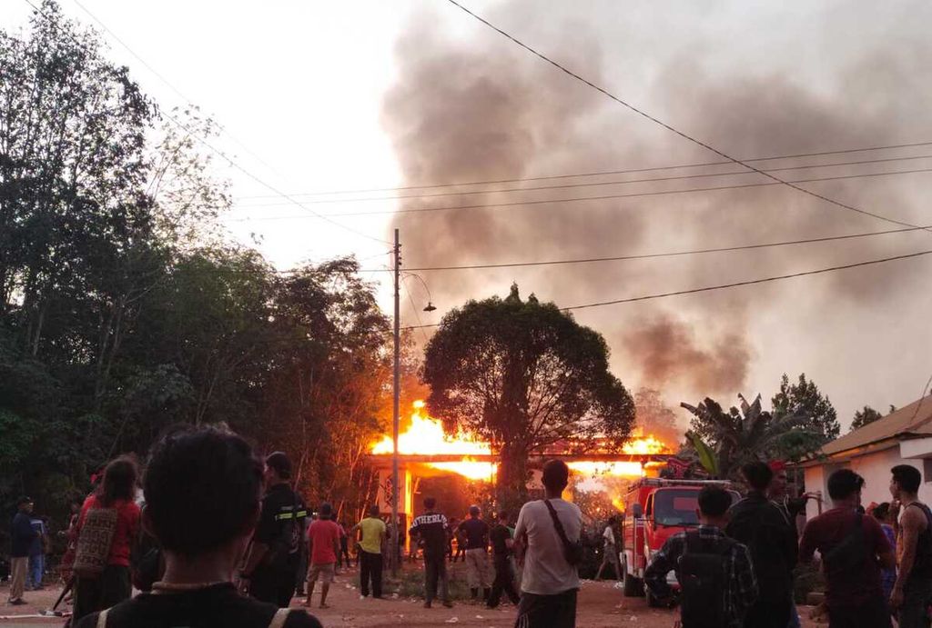 Peserta aksi di Desa Bangkal, Kabupaten Seruyan, Kalimantan Tengah, membakar sejumlah fasilitas milik perusahaan, Kamis (21/9/2023) sore. Massa menuntut perusahaan perkebunan sawit tersebut memberikan hak berupa kebun plasma untuk masyarakat.