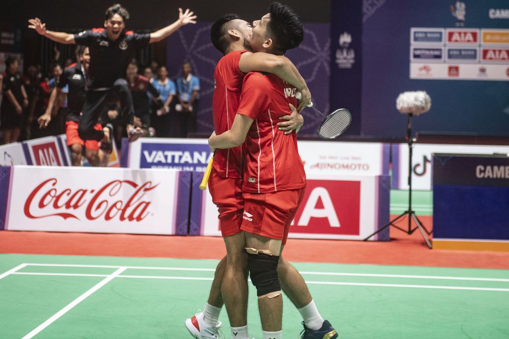 Pramudya Kusumawardana (kiri) dan Yeremia Rambitan berpelukan setelah memastikan kemenangan Indonesia atas Malaysia pada final bulu tangkis beregu putra SEA Games 2023 di Badminton Hall Morodok Techo National Stadium, Phnom Penh, Kamis (11/5/2023). 
