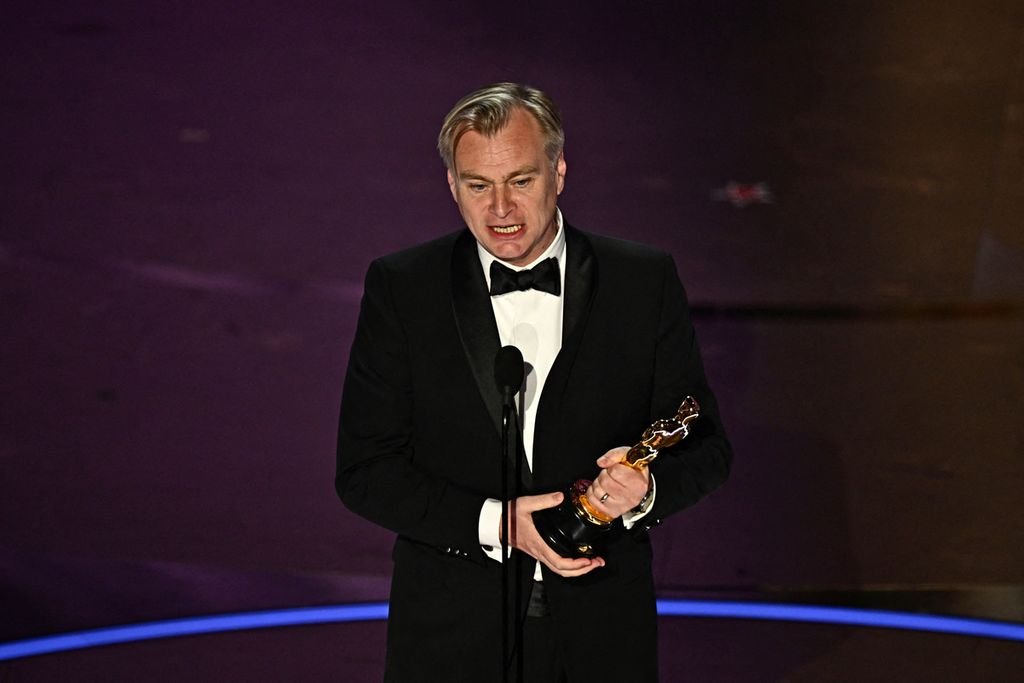 Sutradara Inggris, Christopher Nolan, menerima penghargaan sebagai Sutradara Terbaik untuk film <i>Oppenheimer</i> dalam ajang Academy Awards Tahunan ke-96 di Dolby Theatre di Hollywood, California, Amerika Serikat, Senin (11/3/2024) pagi. 