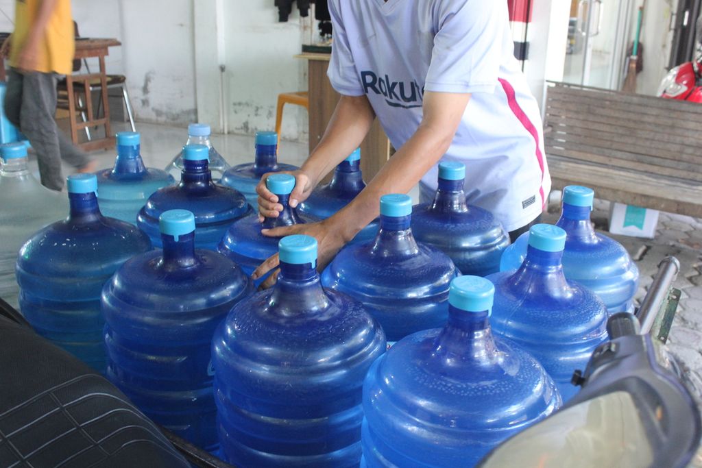 Pekerja menata air isi ulang dalam galon di salah satu depot isi ulang di Banda Aceh, Provinsi Aceh, Selasa (13/9/2022). Air isi ulang menjadi sumber air minum utama bagi warga di perkotaan.
