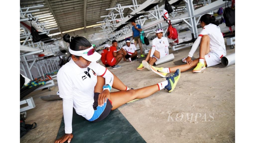 Atlet dayung Indonesia melakukan pemanasan saat berlatih di arena dayung kompleks olahraga Jakabaring, Palembang, Sumatera Selatan, Sabtu (18/8/2018).