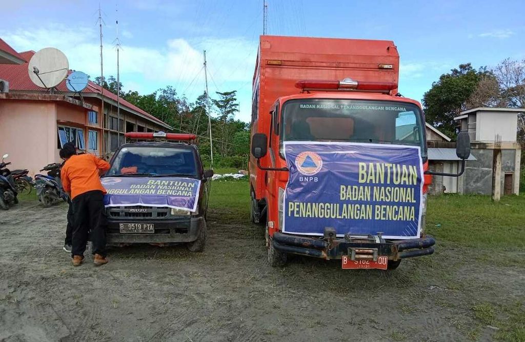 Petugas melabeli mobil dan truk berisi bantuan dari BNPB di Tuapejat, Kepulauan Mentawai, Sumatera Barat, Rabu (31/8/2022), untuk disalurkan kepada warga terdampak gempa M 6,4 di Siberut Barat.