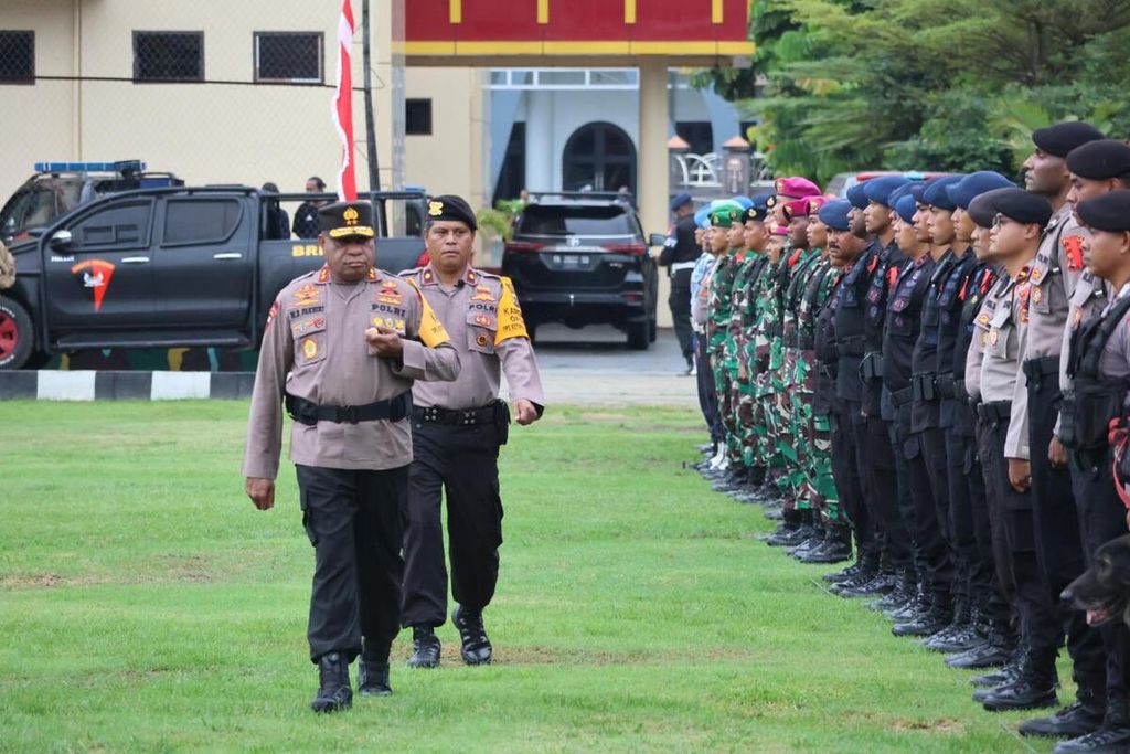 Gelar pasukan Operasi Ketupat Cartenz Tahun 2023 di Jayapura, Papua, pada Senin (17/4/2023). 