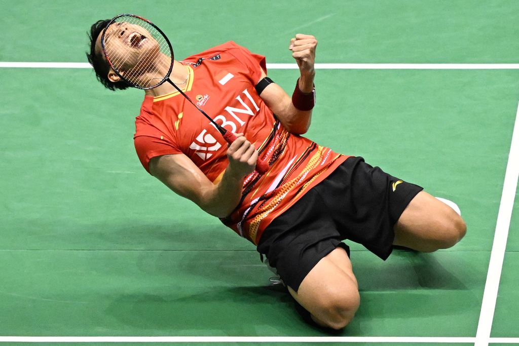 Pemain Indonesia Jonatan Christie merayakan kemenangan atas pemain Jepang Kenta Nishimoto pada partai final Hong Kong Terbuka, Minggu (17/9/2023).