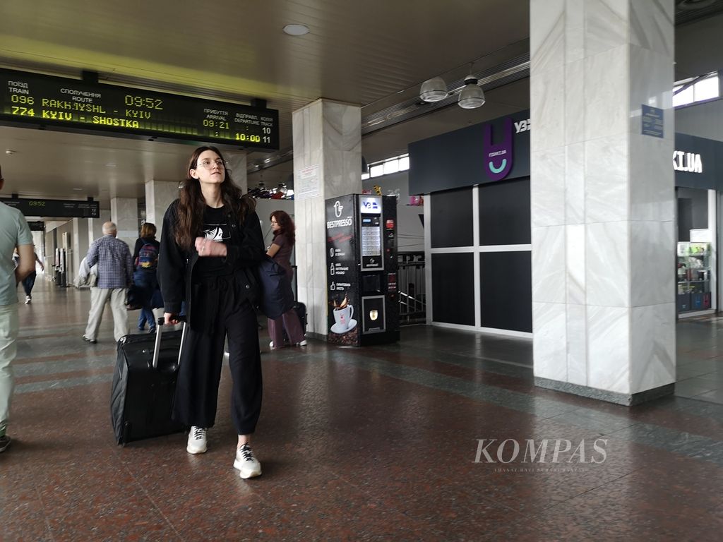 Veronika Ivanova (20) berjalan di lorong Stasiun Kyiv, Ukraina, Sabtu (18/6/2022), setelah turun dari kereta api. Ivanova baru kembali ke Kyiv setelah mengungsi di Vienna, Austria, selama 2,5 bulan akibat perang Ukraina-Rusia.