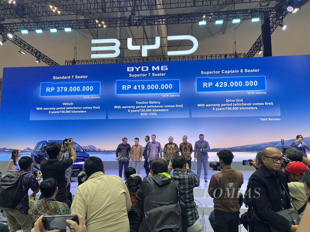 Para petinggi PT BYD Motor Indonesia bersiap-siap berpose seusai peluncuran perdana sekaligus pengumuman harga BYD MPEV M6 mereka di GIIAS 2024 yang berlangsung di ICE BSD, Tangerang, Banten, Rabu (17/7/2024). 