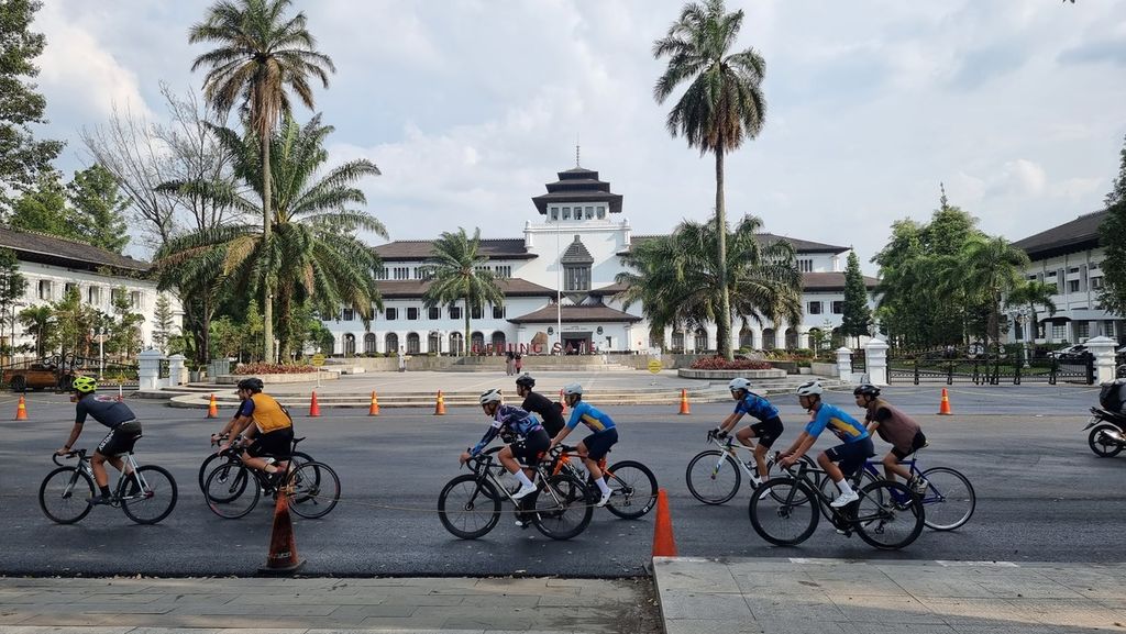 Para pesepeda Coffee Ride Cycling De Jabar 2023 melintasi jalur dj depan Gedung Sate, Kota Bandung, Jawa Barat, Minggu (9/4/2023). Kegiatan ini diikuti oleh sekitar 80 pesepeda dalam rangka menyambut ajang sepeda Cycling De Jabar.