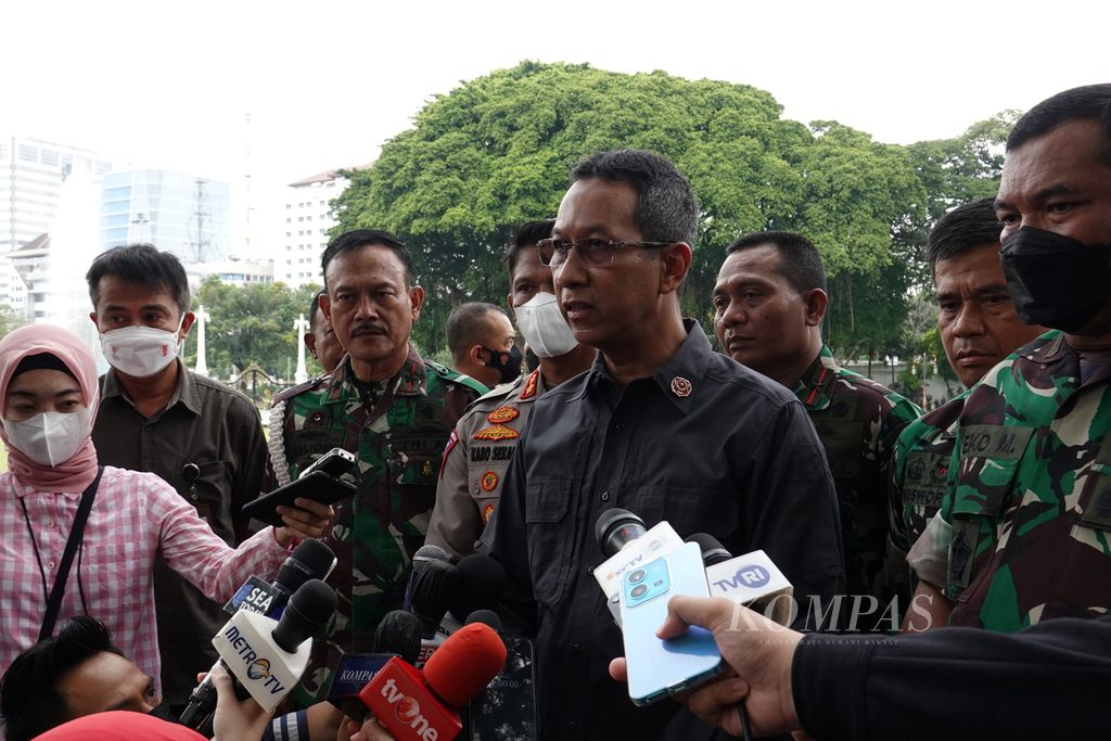 Kepala Sekretariat Presiden Heru Budi Hartono memberikan keterangan pers terkait rencana pelaksanaan Hari Ulang Tahun TNI pada 5 Oktober mendatang, Jumat (30/9/2022), di halaman Istana Merdeka, Jakarta.