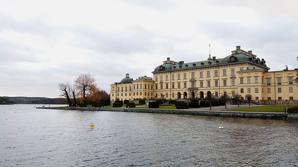 Pemandangan Istana Drottingholm yang berhadapan langsung dengan Danau Malar di Stockholm, Swedia. Istana, yang dibangun pada akhir abad ke-16 itu, merupakan kediaman pribadi keluarga Kerajaan Swedia.