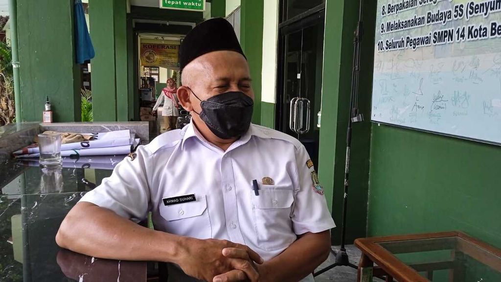 Ahmad Suhari (54) guru agama islam di SMP Negeri 14 Bekasi merasakan efek kurangnya kuota guru disekolah. Selain mengajar agama islam ia juga mengajar pendidikan jasmani, bidang yang sangat berbeda dengan latar belakangnya.