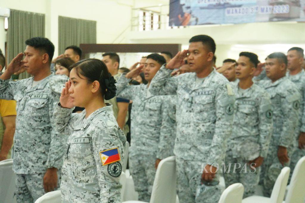 Para anggota Angkatan Laut Filipina menyanyikan lagu kebangsaan mereka dalam upacara pembukaan Patroli Terkoordinasi Filipina-Indonesia (Corpat Philindo) XXXVII di Manado, Sulawesi Utara, Rabu (3/5/2023). Patroli itu akan diikuti lebih kurang 100 personel AL, masing-masing 50 orang dari kedua negara.