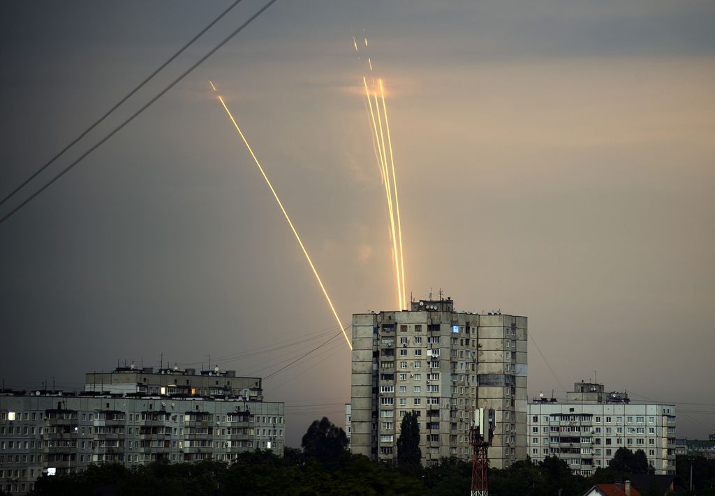 Luncuran roket Rusia ke Ukraina di wilayah Belgorod, Rusia, dilihat dari Kharkiv, Ukraina, 15 Agustus 2022. 