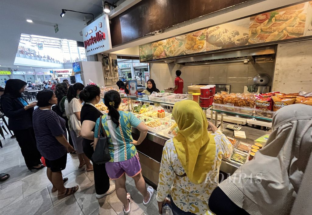 Pengunjung berbelanja kue di pasar modern intermoda BSD di Cisauk, Kabupaten Tangerang, Banten, Sabtu (4/5/2024). 
