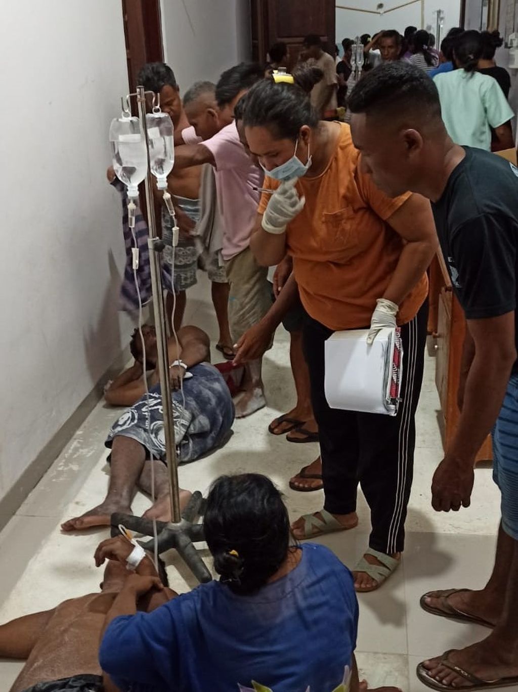 Seorang warga selamat sedang mendapat perawatan di Puskesmas Delha Rote Ndao, Minggu (16/10/2022).