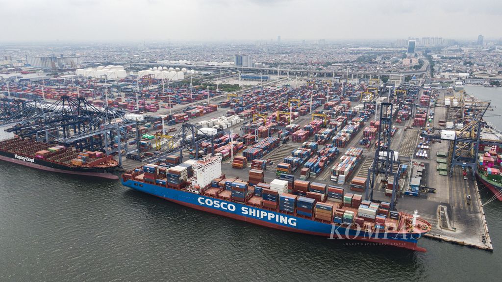 Aktivitas bongkar muat kontainer di Pelabuhan Tanjung Priok, Jakarta Utara, Senin (15/01/2024). Menurut Badan Pusat Statistik (BPS), nilai impor Indonesia pada Desember 2023 mencapai 19,11 miliar dollar AS, turun 2,45 persen dibandingkan November 2023 dan turun 3,81 persen dibandingkan Desember 2022.