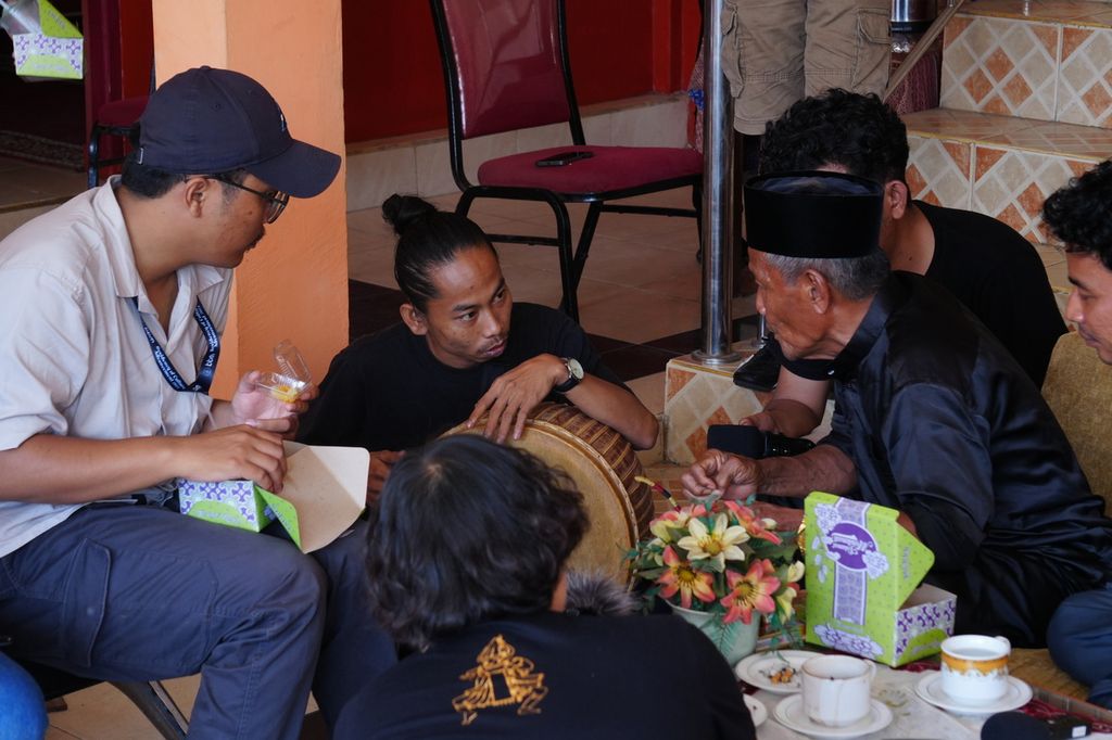 Maestro tradisi lisan asal Kabupaten Rokan Hulu, Riau, Taslim bin Faham (73), mengenalkan seni tradisi koba kepada anak-anak muda peserta residensi pemajuan kebudayaan di Riau, Senin (5/8/2024).