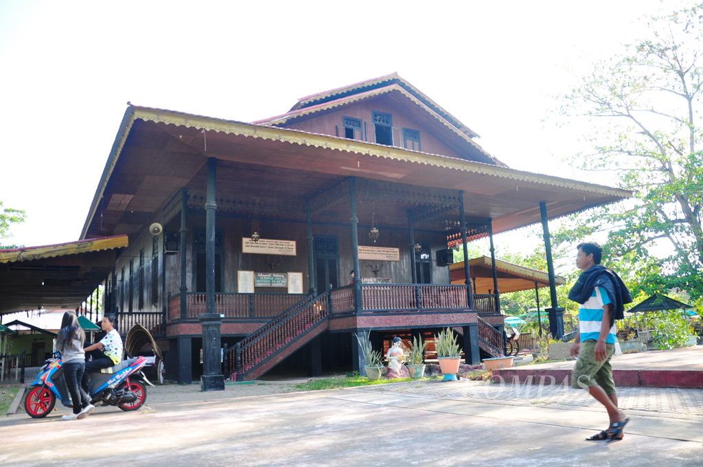 Rumah adat Bondayo Poboide (Dewan Kerajaan pada era Kerajaan Gorontalo) di depan Kantor Bupati Gorontalo, Provinsi Gorontalo. Di rumah adat inilah dilakukan sidang untuk memilih dan menobatkan seorang olongia (maharaja) di Gorontalo.