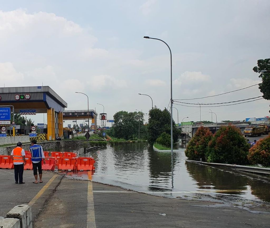  Banjir dengan ketinggian 70 sentimeter masih merendam ruas Tol Bitung, Tangerang, Banten, Senin (14/11/2022) siang.