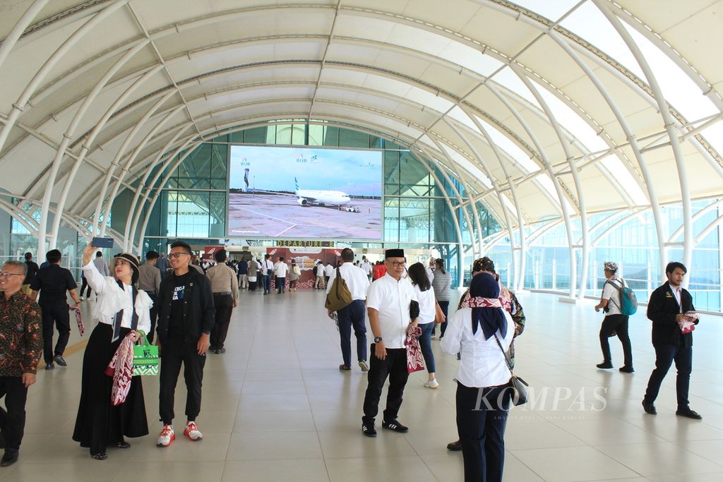 Pengunjung berfoto di pintu masuk keberangkatan Terminal Bandara Internasional Jawa Barat Kertajati di Kabupaten Majalengka, Jabar, Rabu (18/10/2023). 
