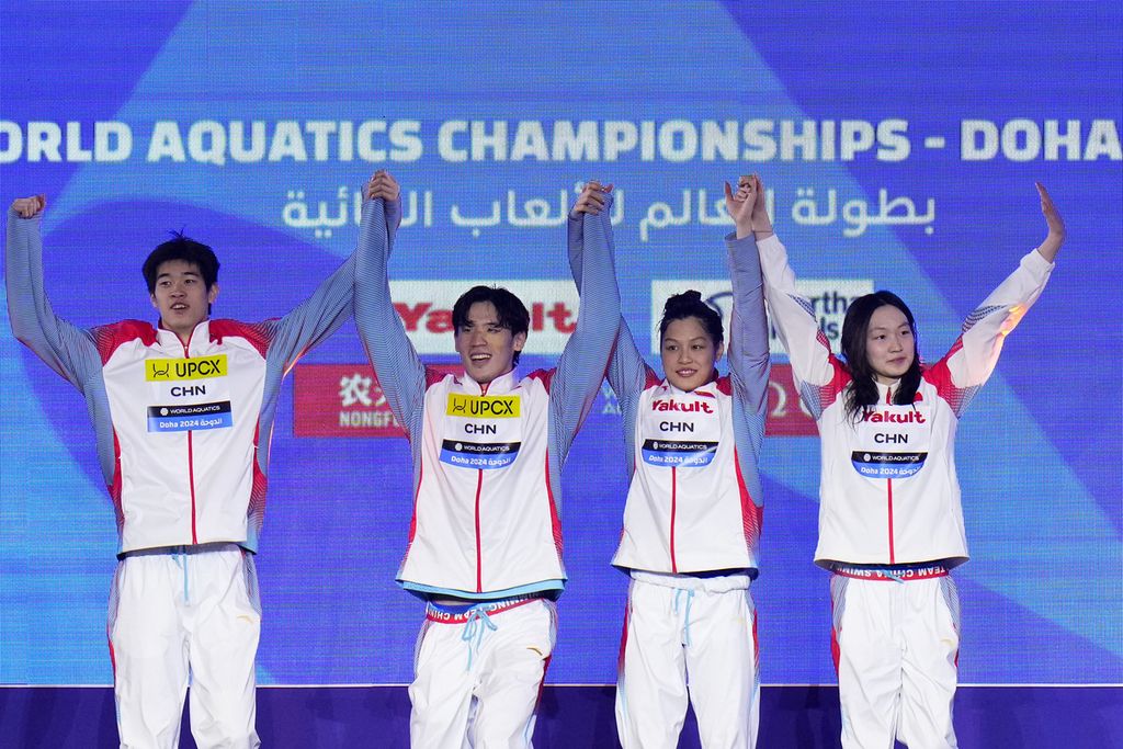 Tim China merayakan keberhasilan mereka merebut medali emas pada nomor tim campuran 4x100 meter dalam Kejuaraan Dunia Akuatik 2024 di Doha, Qatar, Sabtu (17/2/2024).
