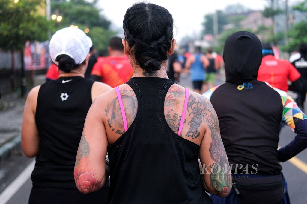 Pelari Borobudur Marathon 2022 Powered by Bank Jateng melaju untuk menyelesaikan lomba, Minggu (12/11/2022).