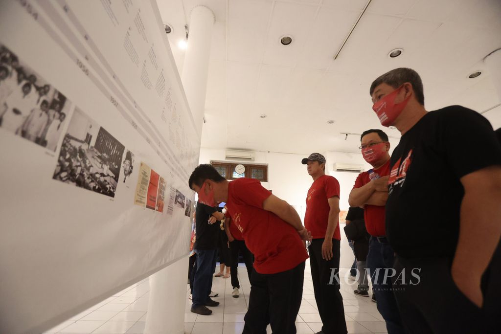 Sejumlah warga Singkawang menghadiri pembukaan pameran fotografi Memoar Orang-orang Singkawang di Bentara Budaya Yogyakarta, Kotabaru, Yogyakarta, Sabtu (10/9/2022). 