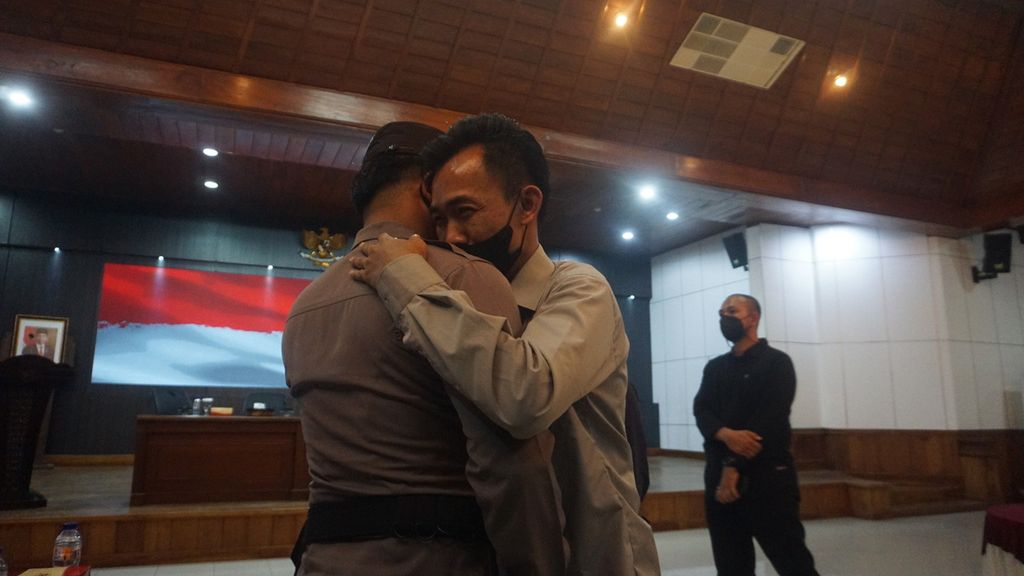 Munir Kartono (right) hugged the victim of the police station bombing in Surakarta in 2016, Police Officer Bambang Adi Cahyanto, at City Hall Surakarta, Central Java, on Thursday (11/4/2021).