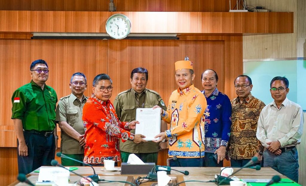 Wakil Menteri Lingkungan Hidup dan Kehutanan ALue Dohong memberikan salinan SK penetapan hutan adat kepada Bupati Gunung Mas Jaya S Monong di Jakarta, Selasa (8/8/2023).