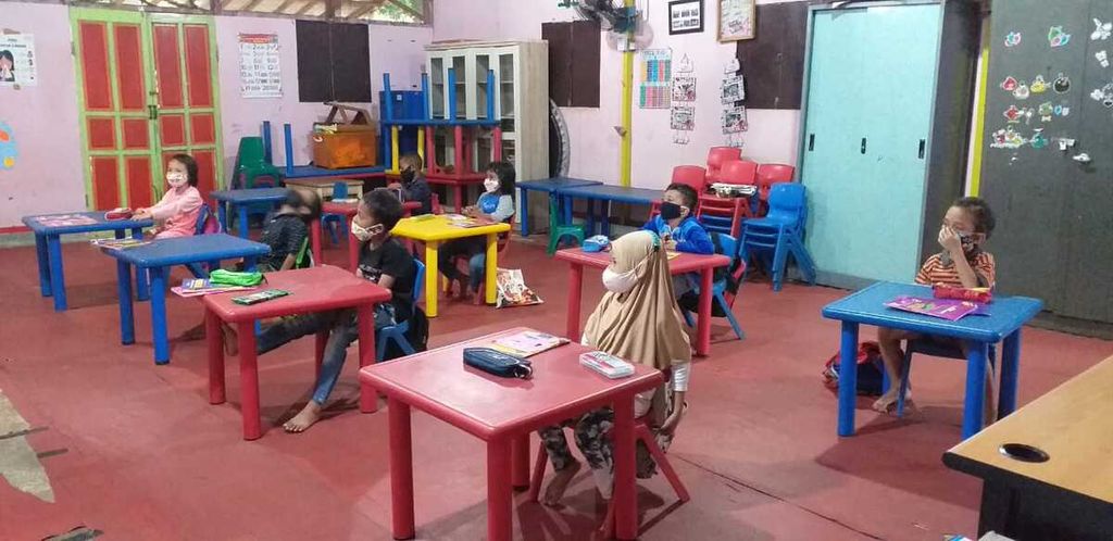 Sejumlah anak mengikuti kelas pendidikan anak usia dini di Sekolah Alternatif Anak Jalanan (SAAJA), Kuningan, Jakarta Selatan. SAAJA adalah sekolah non-formal yang didirikan agar anak-anak dari keluarga prasejahtera dapat mengakses pendidikan tanpa biaya. Selain membuka PAUD, sekolah ini juga memberi bimbingan belajar gratis bagi anak SD-SMA.