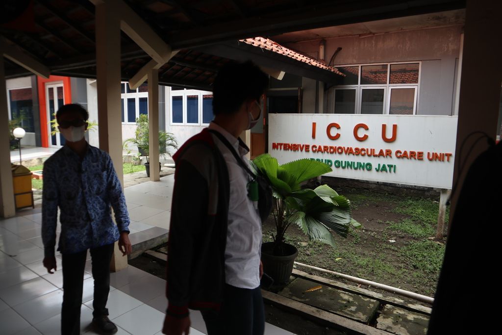 Pengunjung melintasi ruangan ICCU Rumah Sakit Daerah Gunung Jati, Kota Cirebon, Jawa Barat, yang disiapkan menjadi ruangan isolasi Covid-19, Senin (17/1/2022). RSD Gunung Jati menyiapkan 216 tempat tidur isolasi untuk pasien Covid-19.