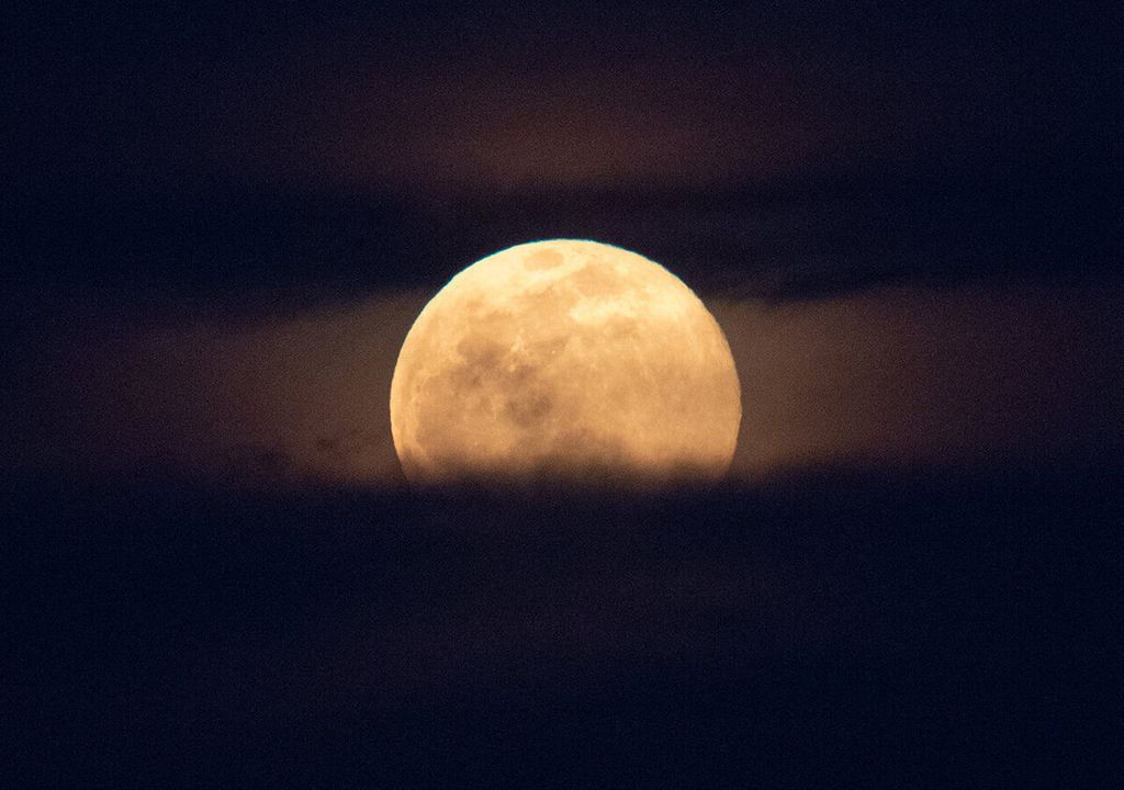 Bulan purnama saat terjadinya fenomena Bulan super atau <i>supermoon</i> yang diambil dari US Capitol, 9 Maret 2020.