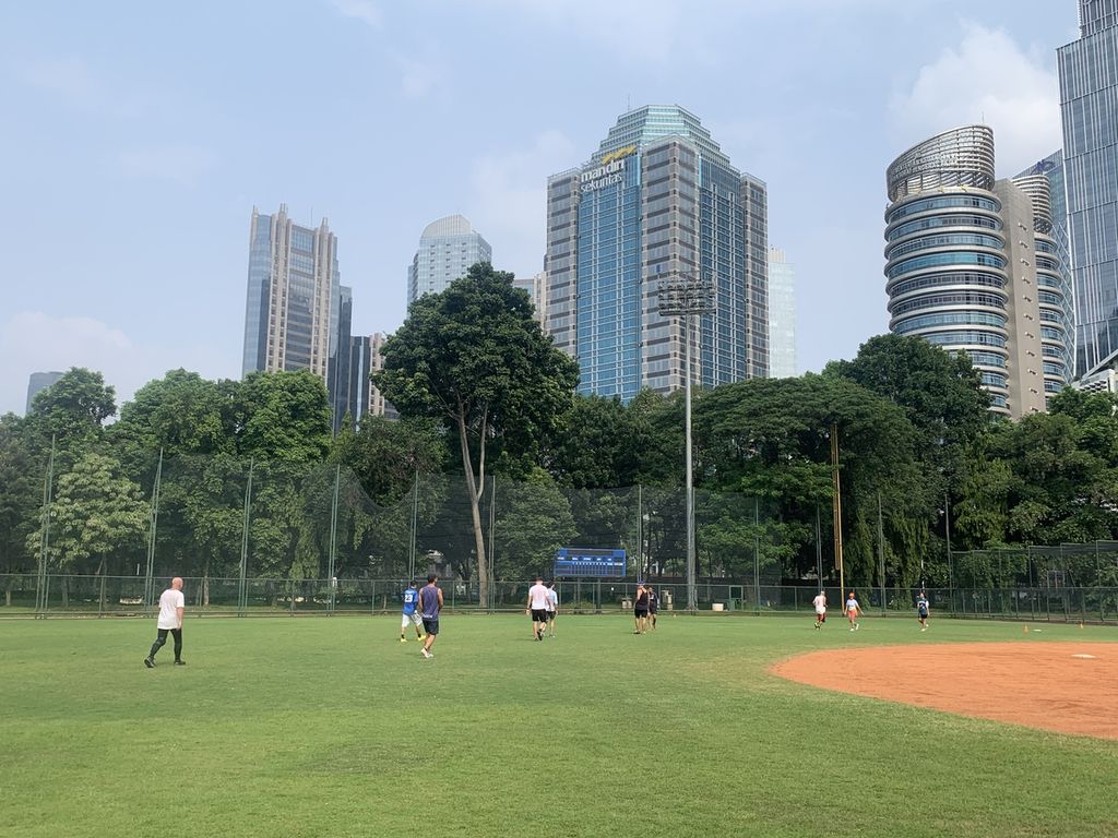 Klub Ultimate Frisbee berlatih di lapangan sofbol satu, Stadion Softball Gelora Bung Karno, Jakarta, Minggu (16/10/2022). 