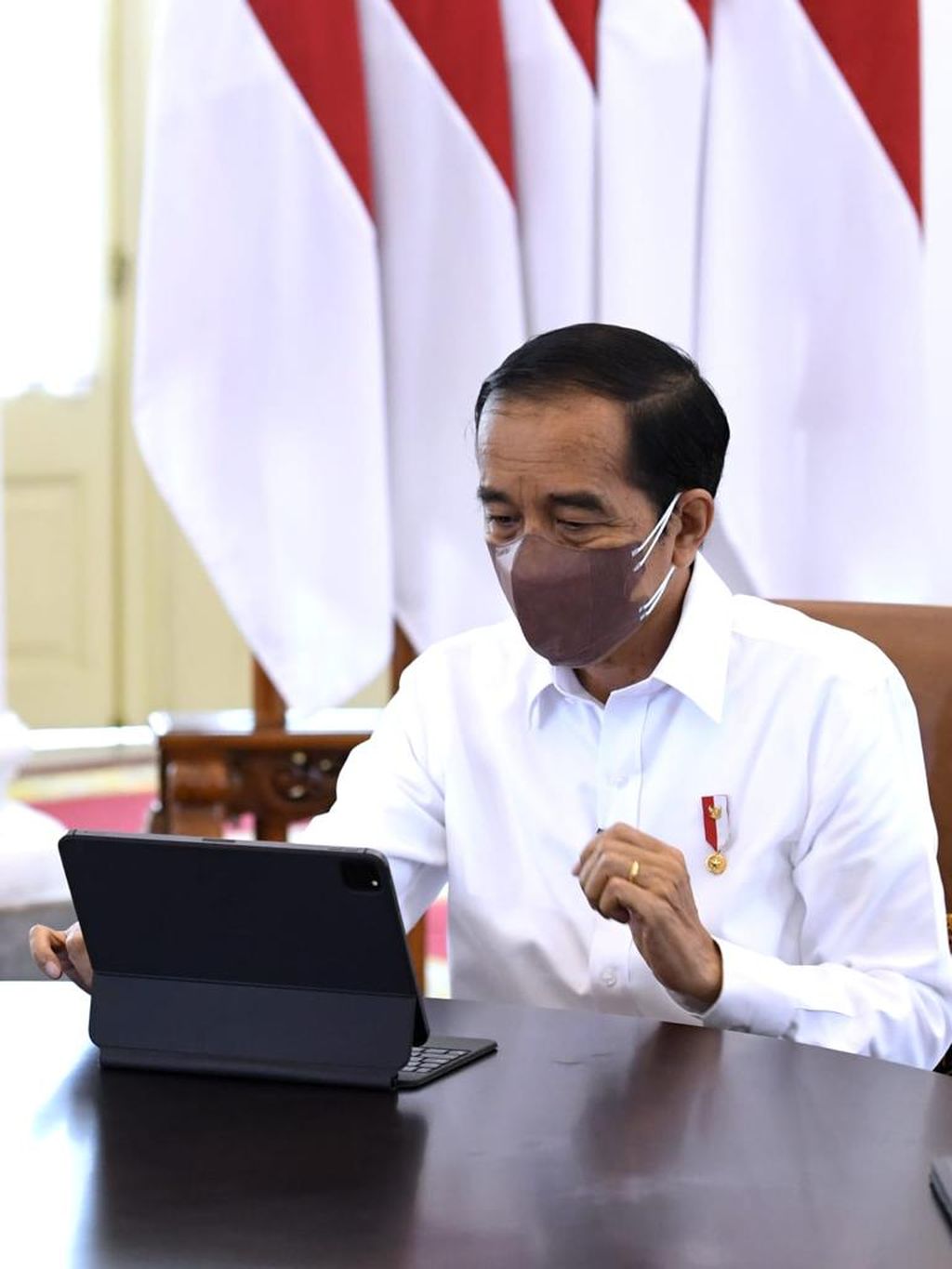 President Joko Widodo reports the Annual Income Tax Return through the online e-filing application at the Bogor Presidential Palace, West Java, on Friday, March 4, 2022.2.