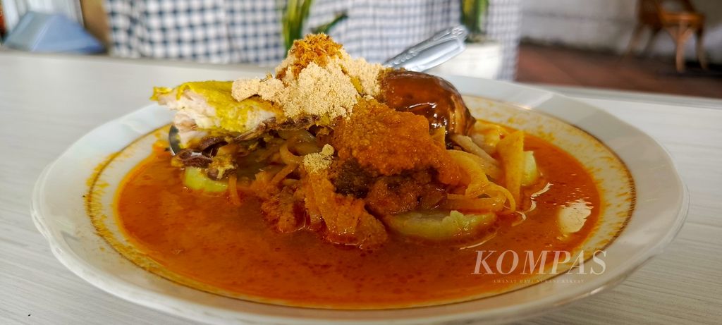 Lontong, which is one of the fillings of lontong cap go meh, translates to <i>rice </i>in English. In this case, English does not yet have a concept of the exact meaning of the word <i>lontong</i>