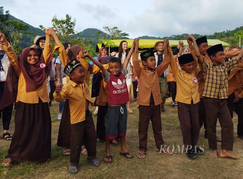 Sukarelawan Yayasan Tunas Bakti Nusantara yang berasal dari berbagai profesi mengajak anak-anak Desa Sekotong Timur, Lombok Barat, NTB, Jumat (24/6/2022), bermain bersama untuk mempererat persahabatan dan memberikan inspirasi untuk anak-anak.