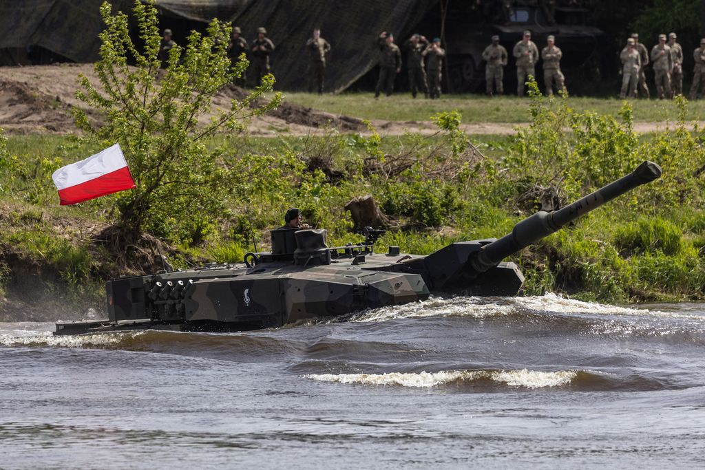Arsip foto yang diambil pada 19 Mei 2022 ini menunjukkan tank Leopard Polandia menyeberangi sungai saat pasukan dari Polandia, Amerika Serikat, Perancis, dan Swedia ikut dalam latihan militer DEFENDER-Europe 22, di Nowogard, Polandia. 