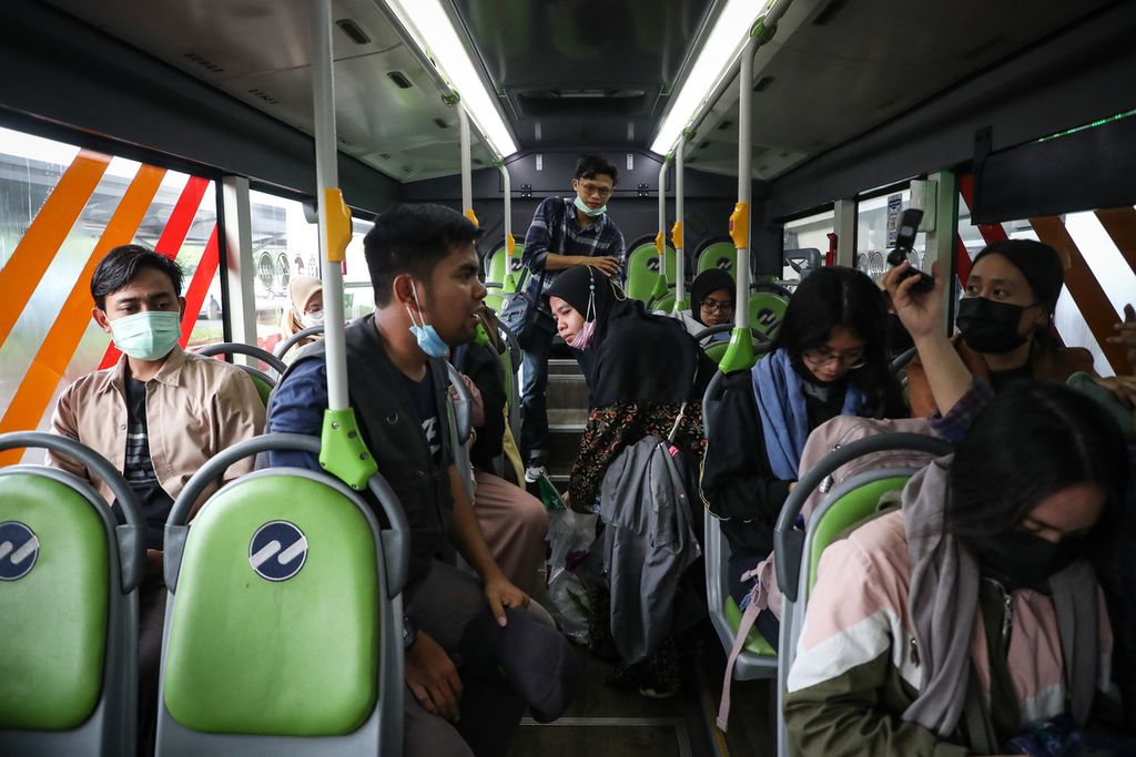 WNI dari Sudan menunggu di dalam bus di Bandara Internasional Soekarno-Hatta, Tangerang, Banten, Jumat (28/4/2023). Sebanyak 385 WNI tiba di Indonesia setelah dievakuasi dari Sudan imbas konflik bersenjata yang terjadi di negara tersebut. Pemulangan ratusan WNI ini merupakan proses evakuasi tahap pertama yang diterbangkan dari Jeddah, Arab Saudi. Mereka terdiri dari 248 perempuan, 137 laki-laki, dan 43 anak-anak.
