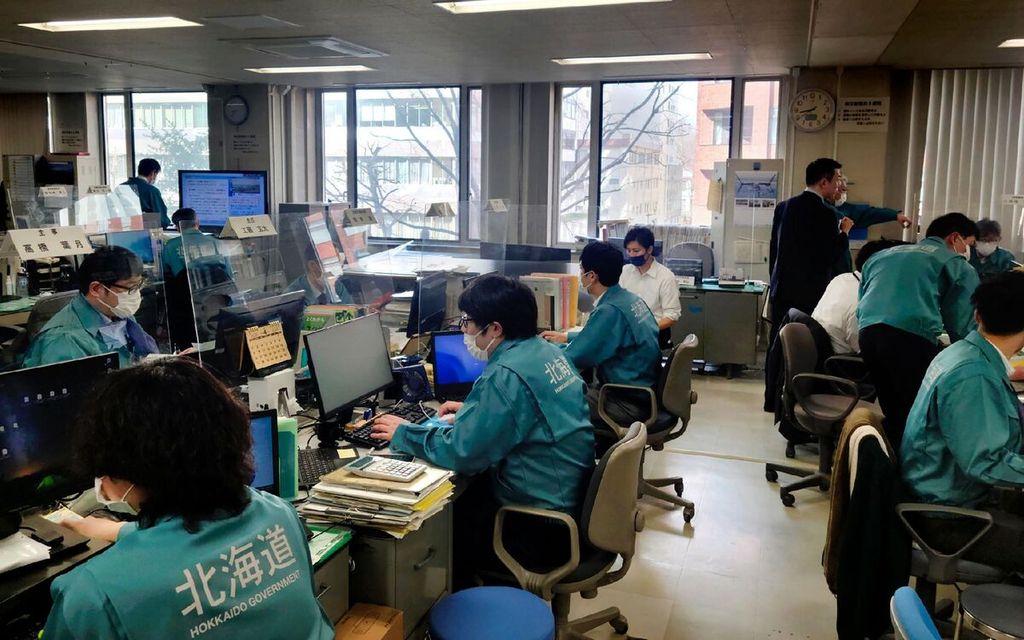 Petugas mengumpulkan informasi menyusulnya alarm kewaspadaan yang dikeluarkan oleh sistem peringatan darurat Jepang di Sapporo, Prefektur Hokkaido, Jepang, Kamis (13/4/2023). 