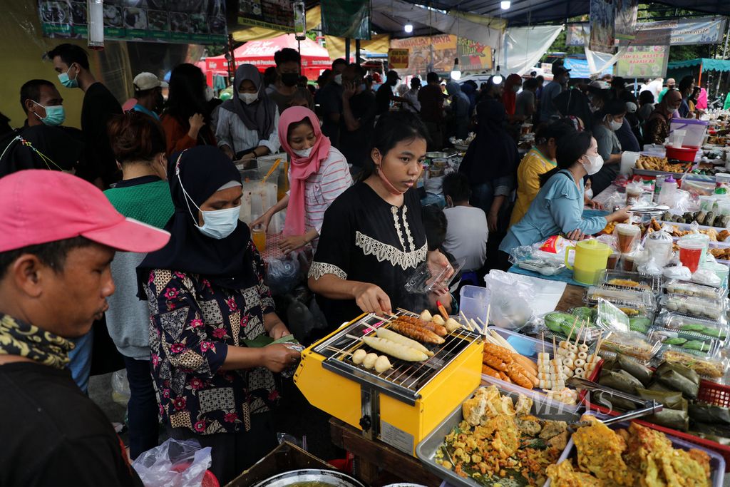 Warga memilih makanan dan minuman yang dijual pedagang di bazaar Ramadhan di Benhil, Jakarta (16/4/2022). Bazaar Ramadhan ini digelar selama satu bulan penuh selama bulan Puasa. Pasar dadakan ini tadinya digelar di lahan kosong di samping Pasar Benhil, sekarang digelar di depan Balai Warga RW 01 Benhil. Setiap sore, jelang buka puasa, tempat ini ramai oleh warga yang berbelanja makanan berbuka. 