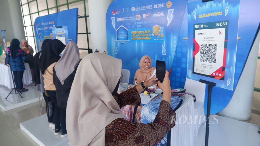 Seorang pengunjung melakukan pembayaran secara digital saat bertransaksi di lingkungan Universitas Lambung Mangkurat, Banjarmasin, Kalimantan Selatan, Kamis (14/9/2023).